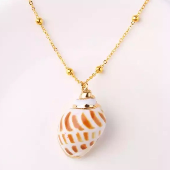 citytoseaside Jewelry - Seashell Boho Pendant Necklace On Gold Chain